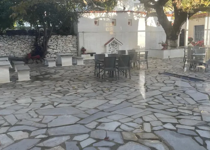 Sariza Spring 3* Apikia (Andros)