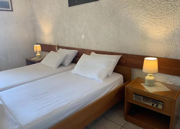 Sariza Spring 3* Apikia (Andros)